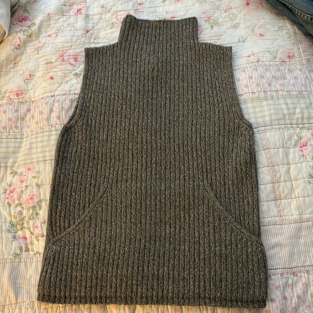 Ellen Tracy medium petite soft wool sleeveless sweater